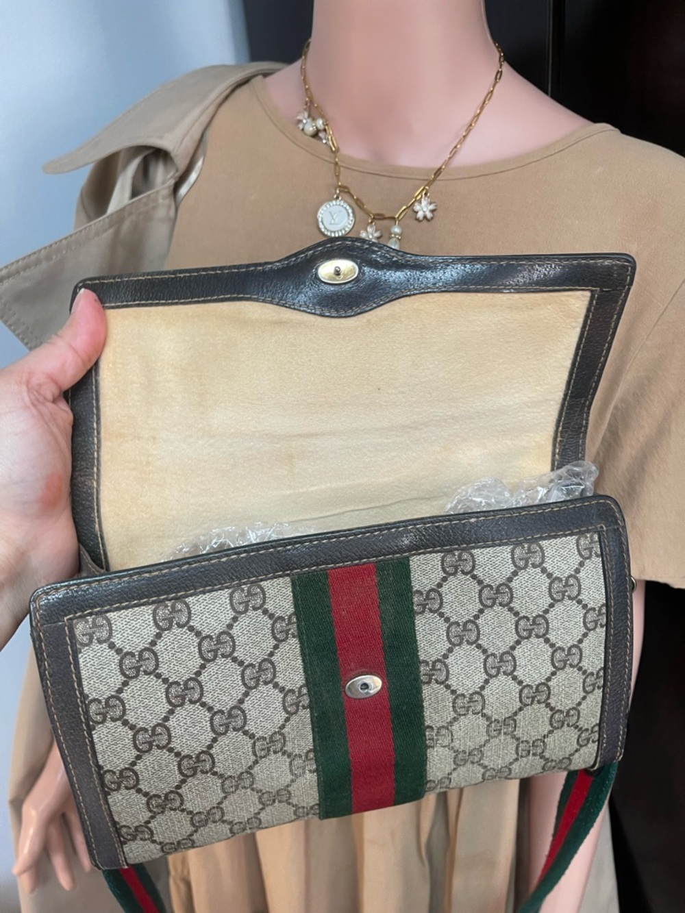 Authentic Gucci vintage web sherry line crossbody bag 41.014.3087.25 - Picture 6 of 9